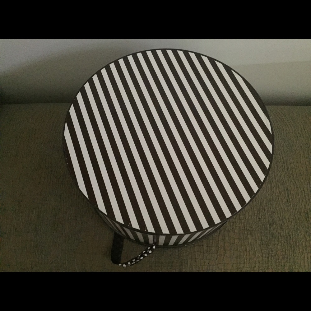 HENRI BENDEL - (2) HB HATBOXES + GIFT - Picture 4 of 8